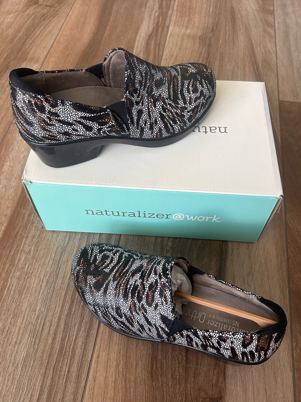 NEW Naturalizer FREEDA Metallic Animal Print Slip-On Clogs Size 7.5 Ortholite - Picture 3 of 15